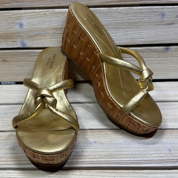 Kate Spade ♠️ Gold Leather Knot Rattan Bamboo Wedge Sandals Size 8M - Picture 2 of 12